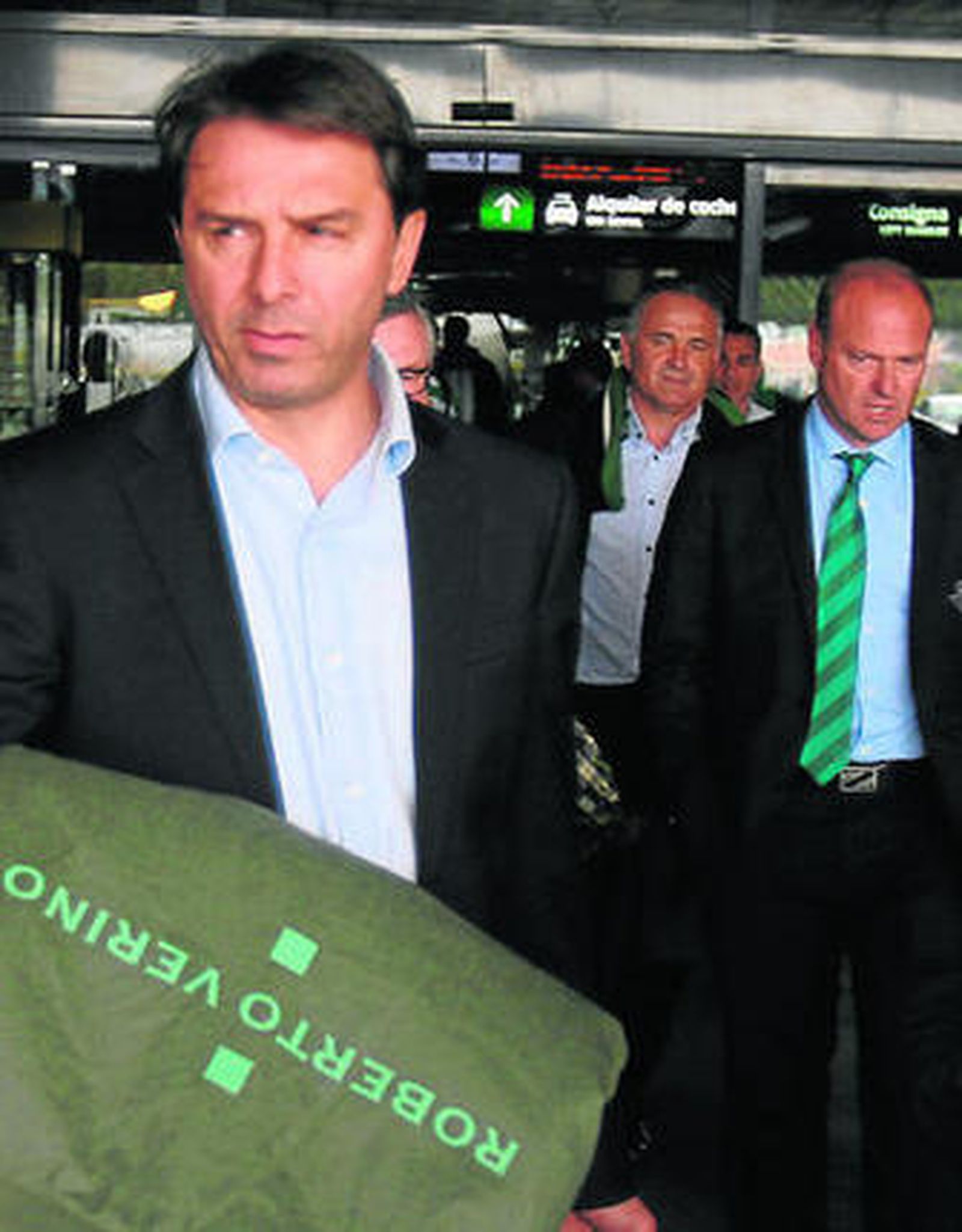 Stosic, a su llegada a Santa Justa; tras él, Gordillo y Stosic.