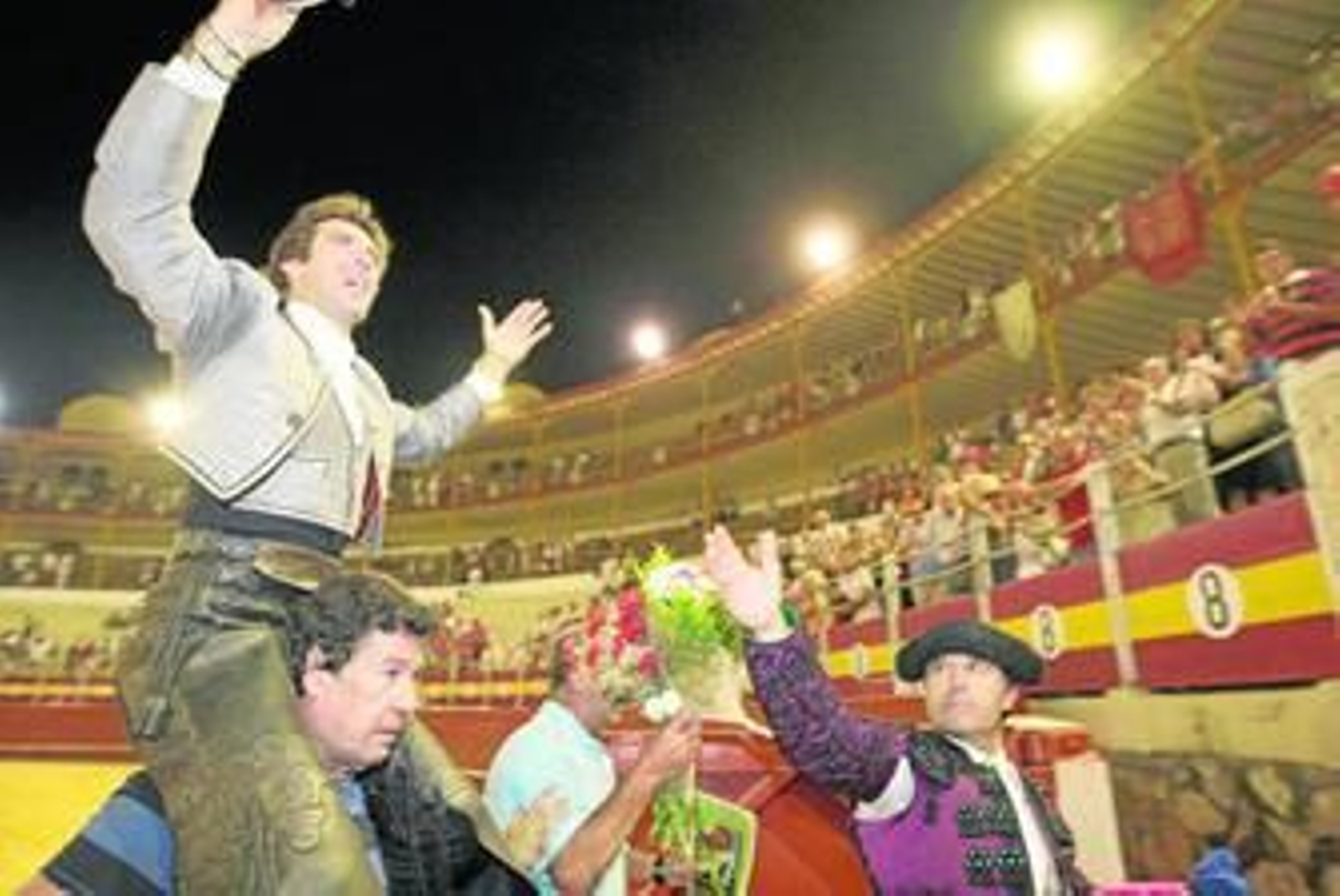 Hermoso de Mendoza salió por la puerte grande. Hermoso de Mendoza salió por la puerte grande.