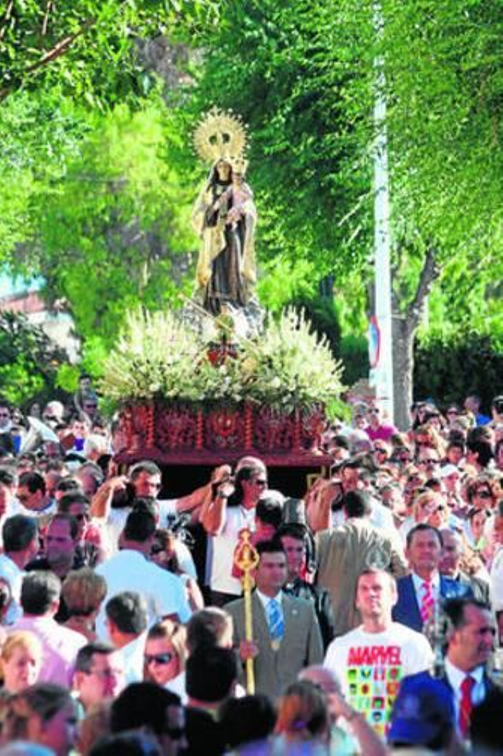 La Virgen del Carmen, rodeada de fieles, antes de llegar a la ría de Punta Umbría.