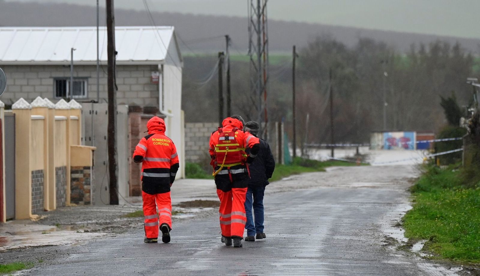 Tensión en los vecinos de Majaneque tras el desalojo por la crecida del Guadalquivir