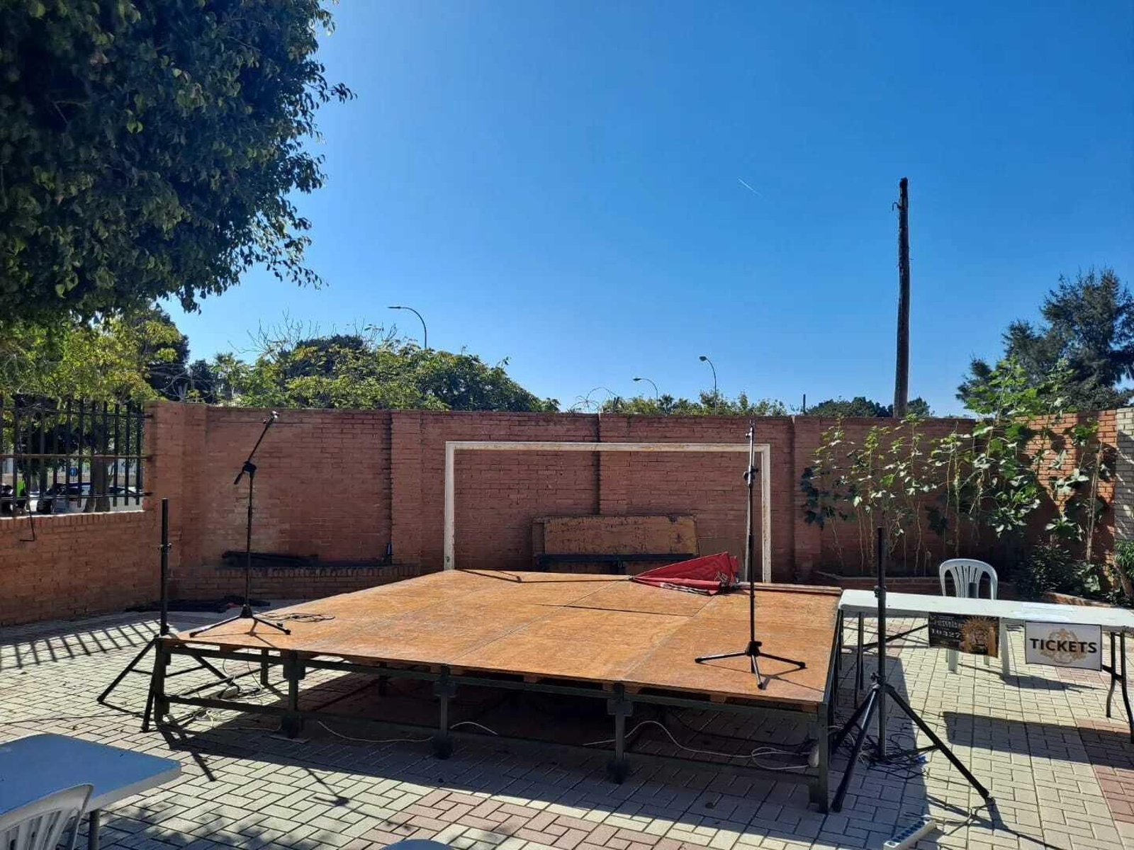 Estado del escenario donde se celebraba la verbena tras el robo.