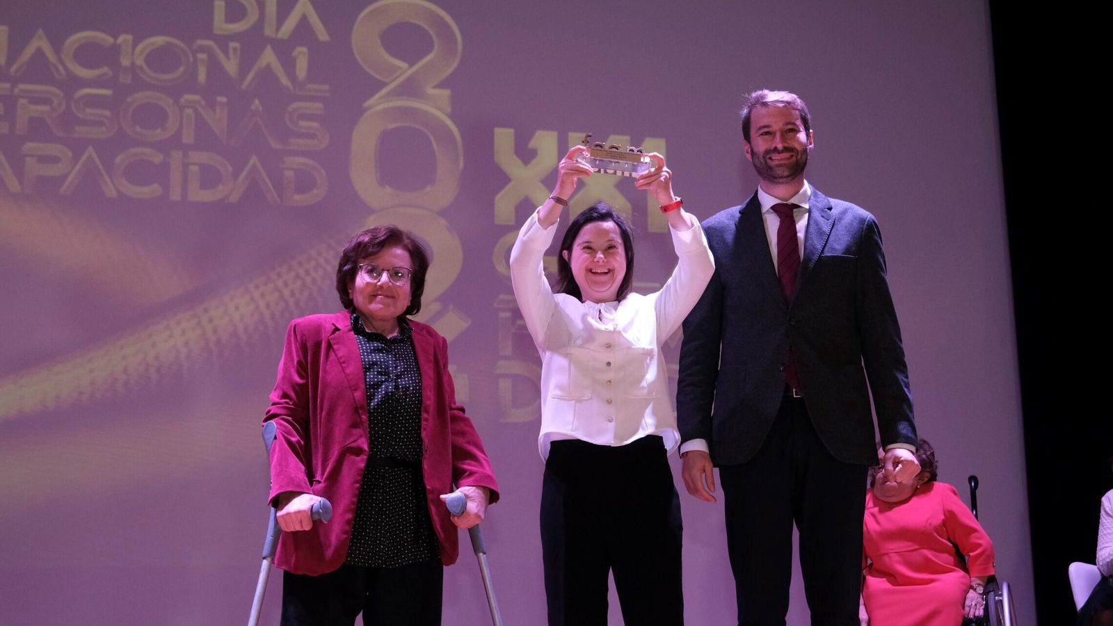 Andrea Matarí recoge su premio.