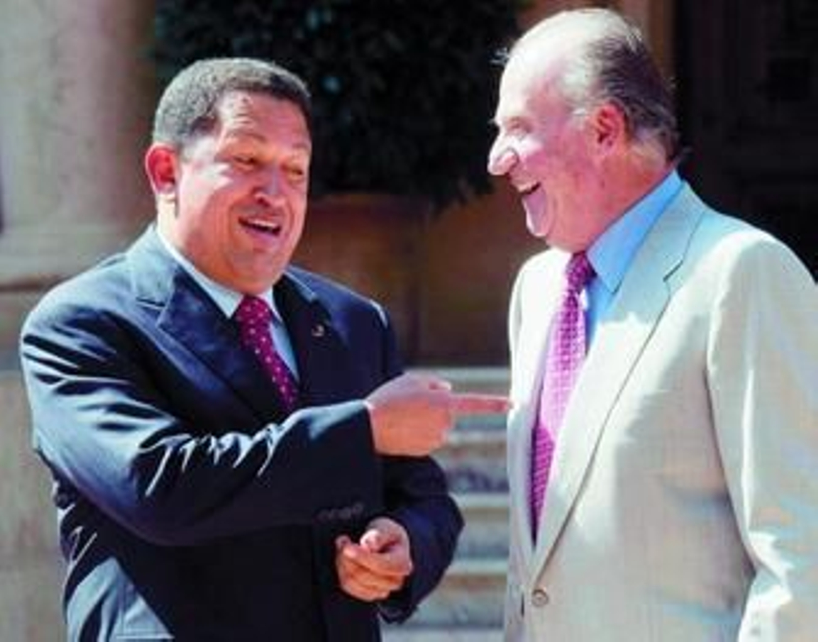 Zapatero y Chávez se saludan en La Moncloa.