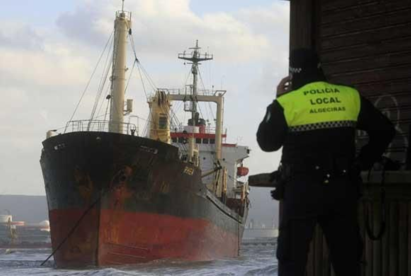 El temporal de Levante hace que el buque 'Rhea' vare en El Rinconcillo tras rechazar la ayuda de Capitanía./Fotos:Erasmo Fenoy 

Foto: Erasmo Fenoy