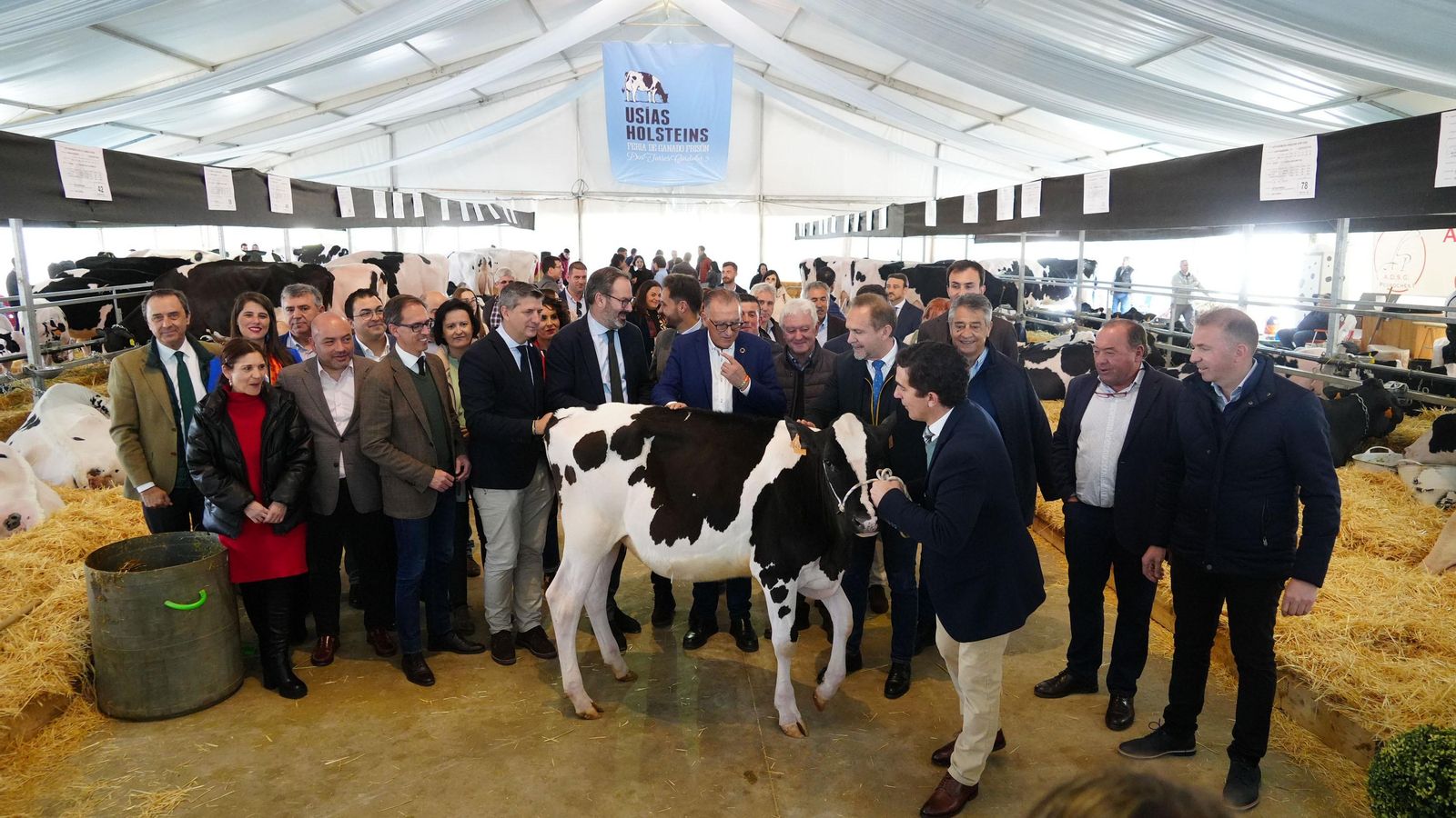 Representantes institucionales en la inauguración de la muestra. Representantes institucionales en la inauguración de la muestra.
