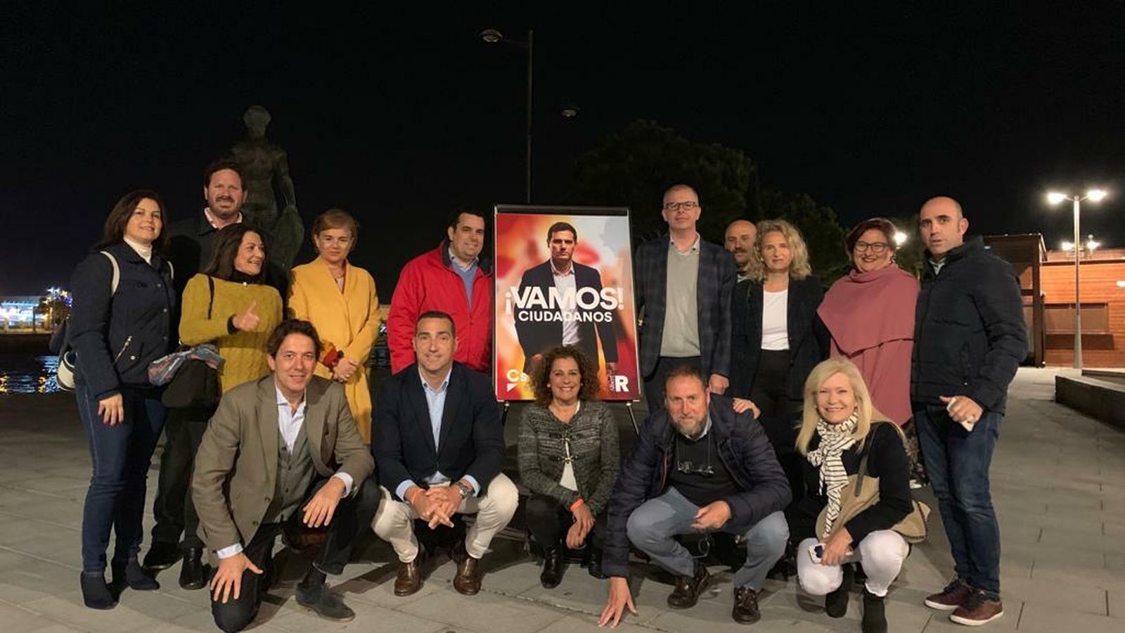 El equipo de Ciudadanos en El Puerto, en la avenida de la Bajamar la noche de la pegada de carteles para las generales.