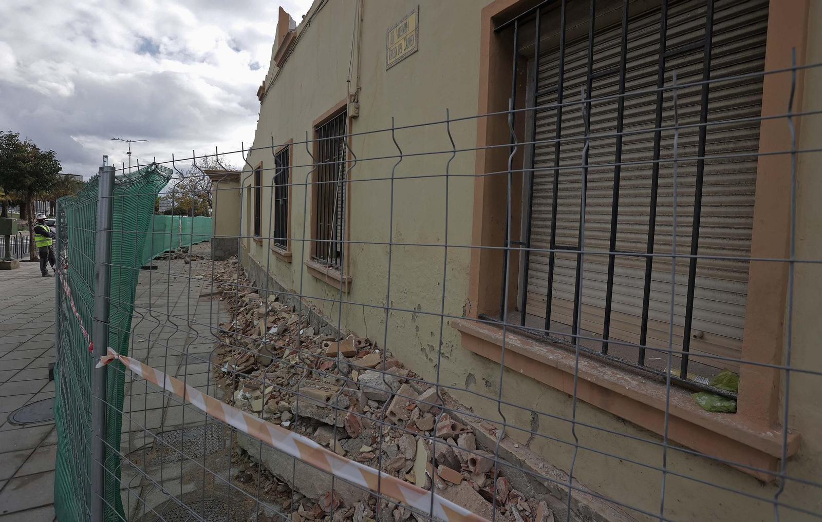 Fotos de los trabajos de demolición de las viviendas militares de la avenida Virgen del Carmen en Algeciras