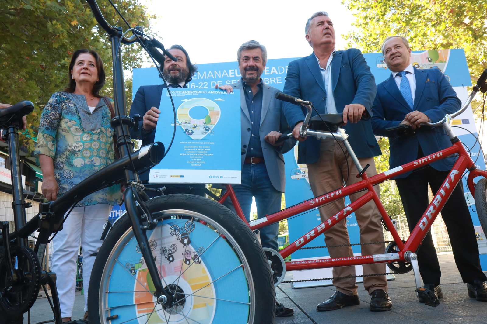 Representantes institucionales en la exposición de vehículos de movilidad eléctrica. Representantes institucionales en la exposición de vehículos de movilidad eléctrica.