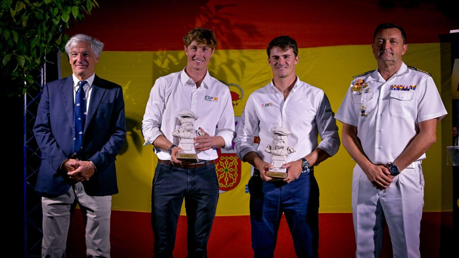 Miguel Ramos, Florian Trittel, Diego Botín y el comandante del BE Juan Sebastian de Elcano, CN José María de la Puente.