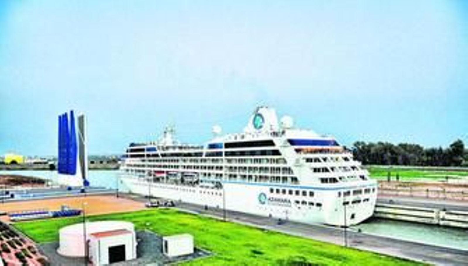 El 'Azamara Quest' es el crucero más grande que ha atravesado la esclusa del puerto de Sevilla, un buque de 180 metros de eslora. El 'Azamara Quest' es el crucero más grande que ha atravesado la esclusa del puerto de Sevilla, un buque de 180 metros de eslora.
