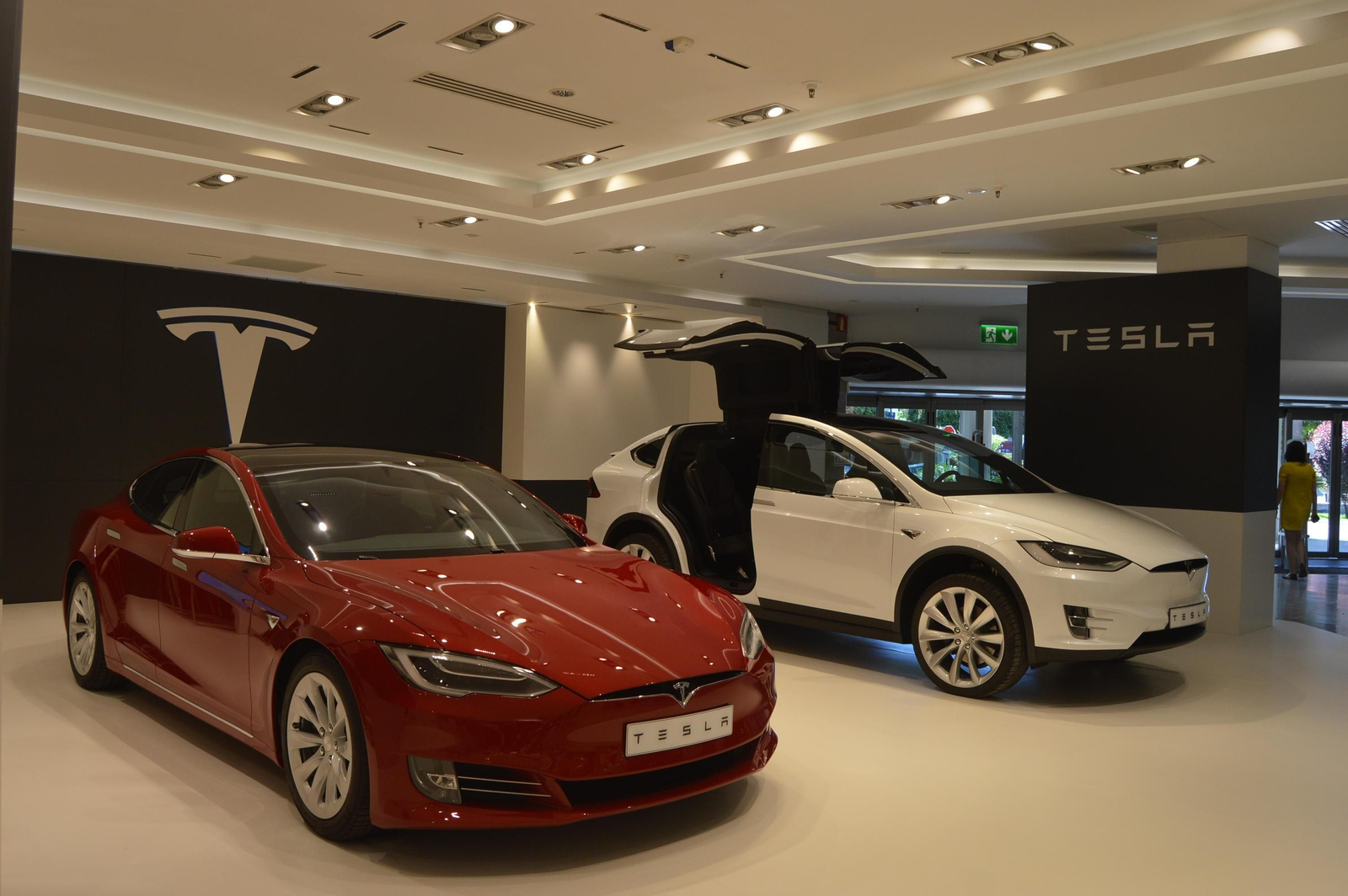 Vehículos expuestos en el centro comercial de Puerto Banús.