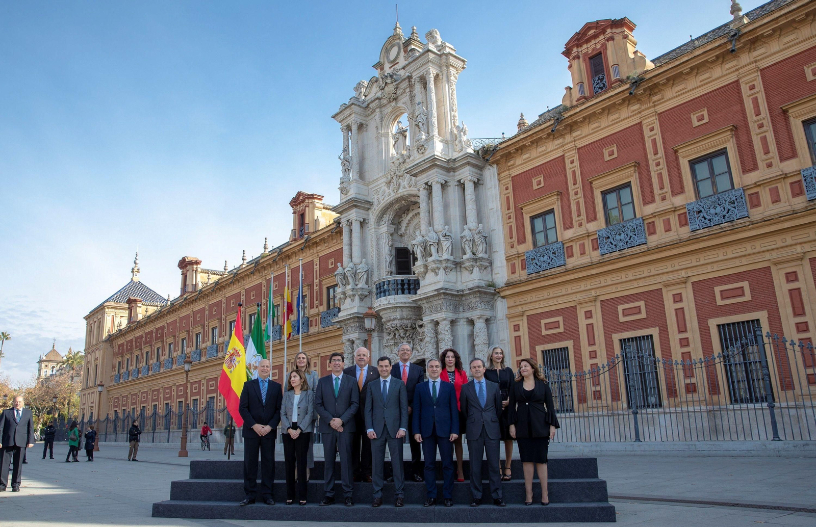 El Gobierno de PP y Cs el día de la toma de posesión de los consejeros frente a la fachada de San Telmo