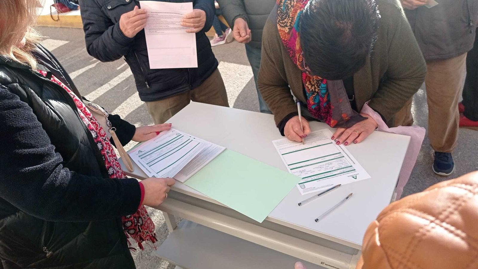 Vecinos de Gilena exigen con decenas de reclamaciones más médicos para el consultorio