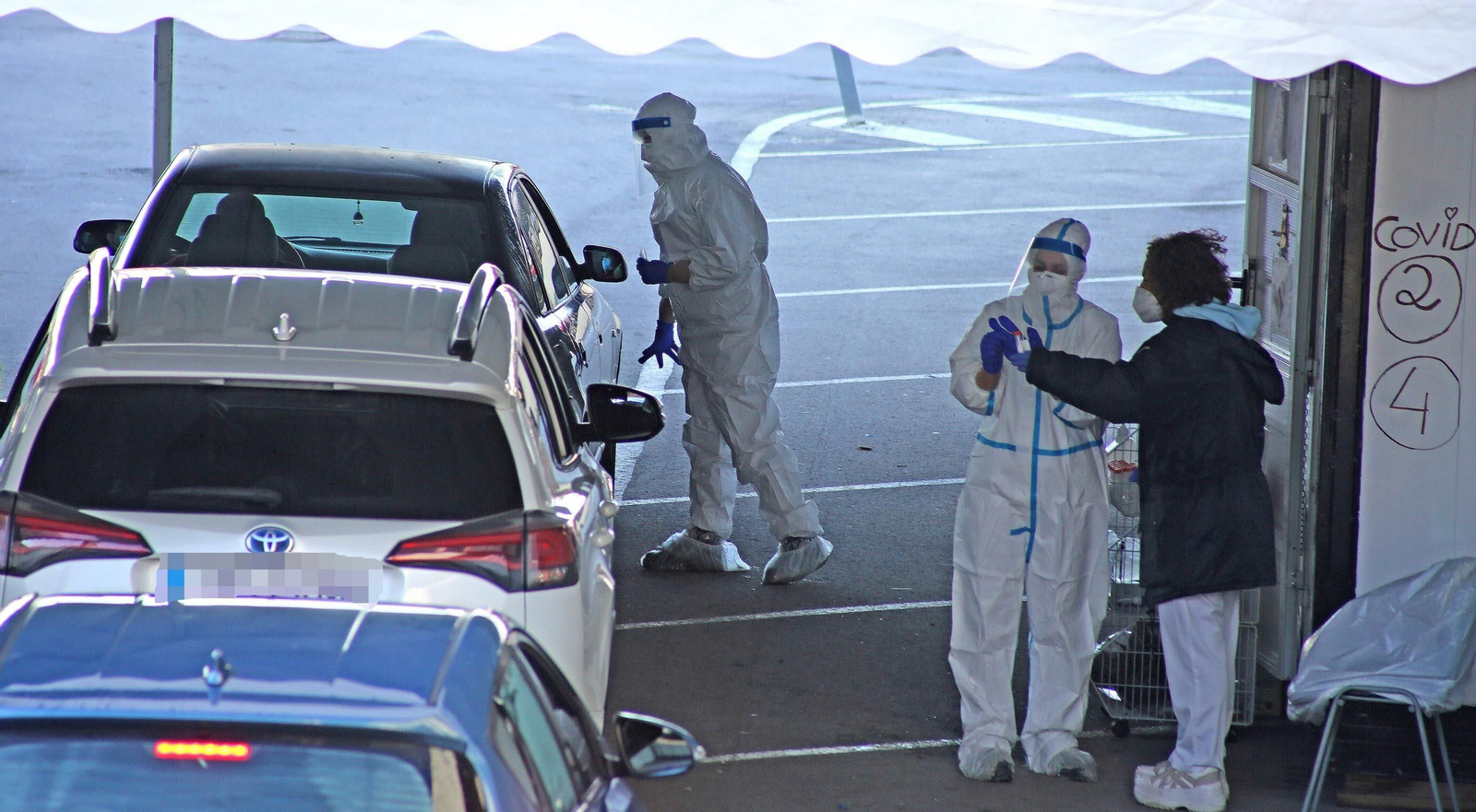 Sanitarios realizando las pruebas en el autocovid del hospital de Jerez, días atrás.