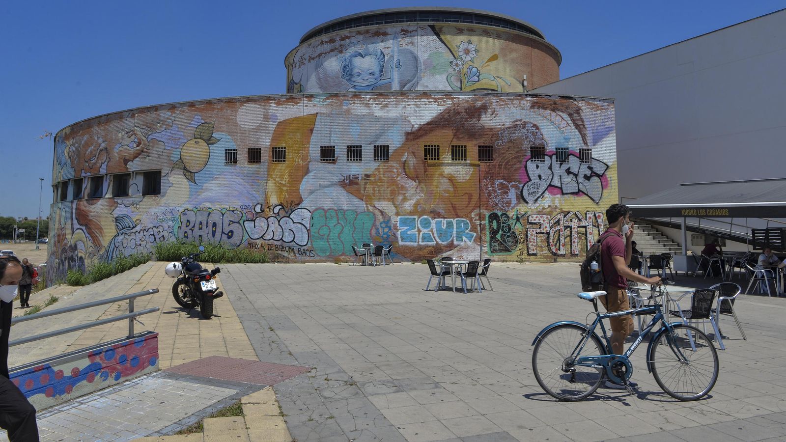 Una vista general de la trasera de la estación.