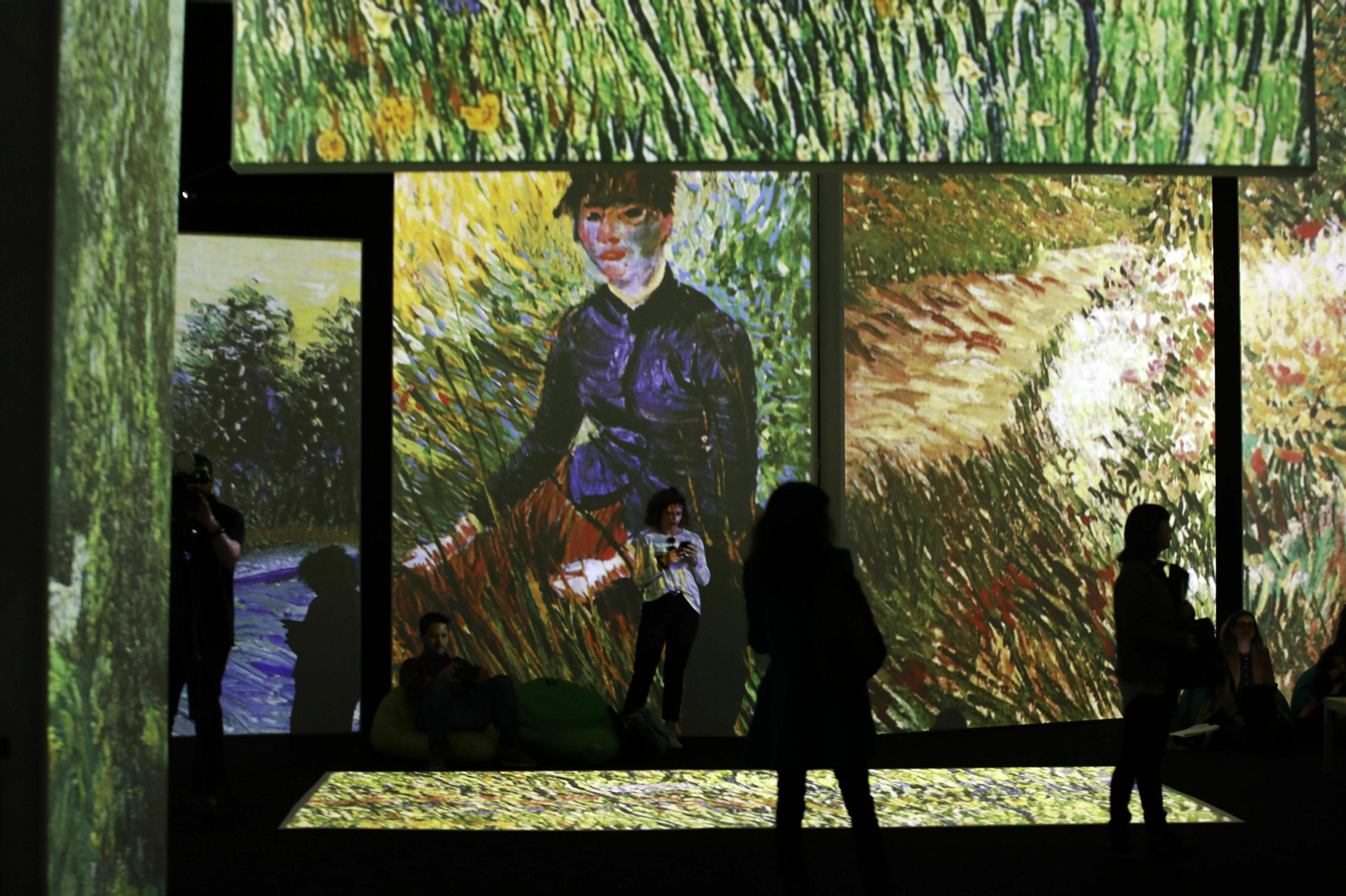 Presentación de la exposición 'Van Gogh Alive' en el Muelle Uno de Málaga.