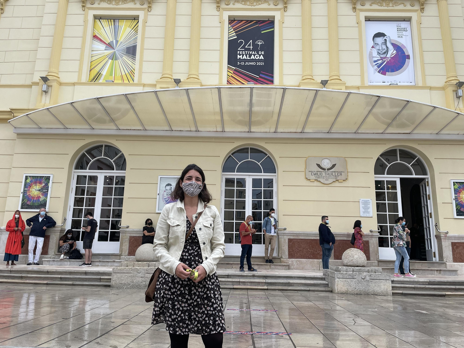 Anna Surinyach junto al Teatro Cervantes antes de presentar #Boza. Anna Surinyach junto al Teatro Cervantes antes de presentar #Boza.