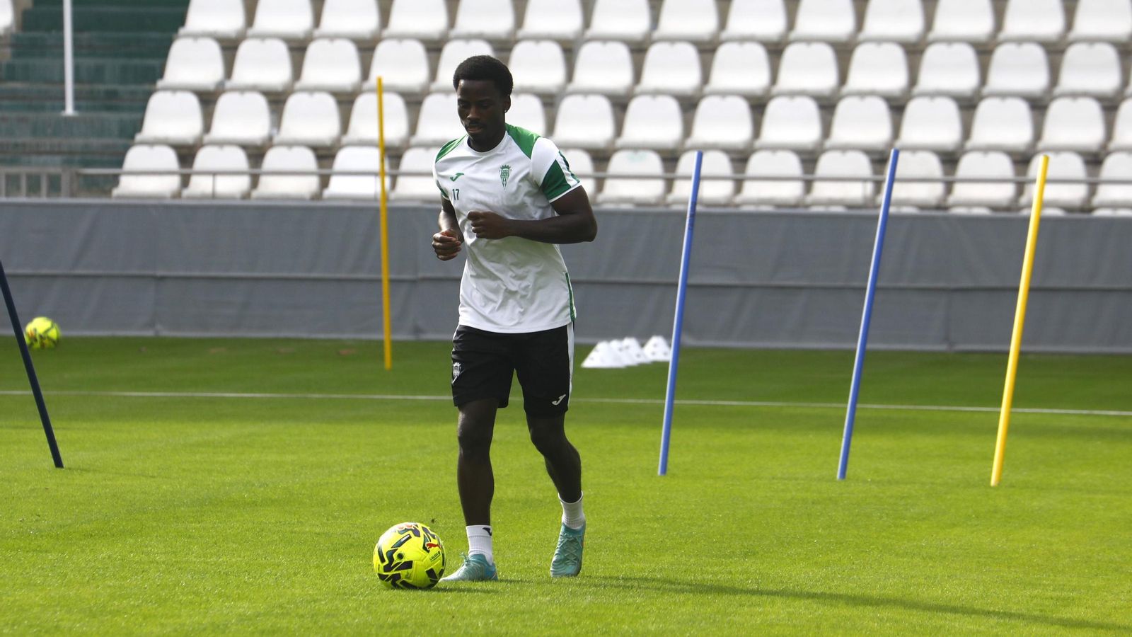 Adilson Mendes trabaja apartado del grupo en su recuperación, durante un entrenamiento del Córdoba CF.