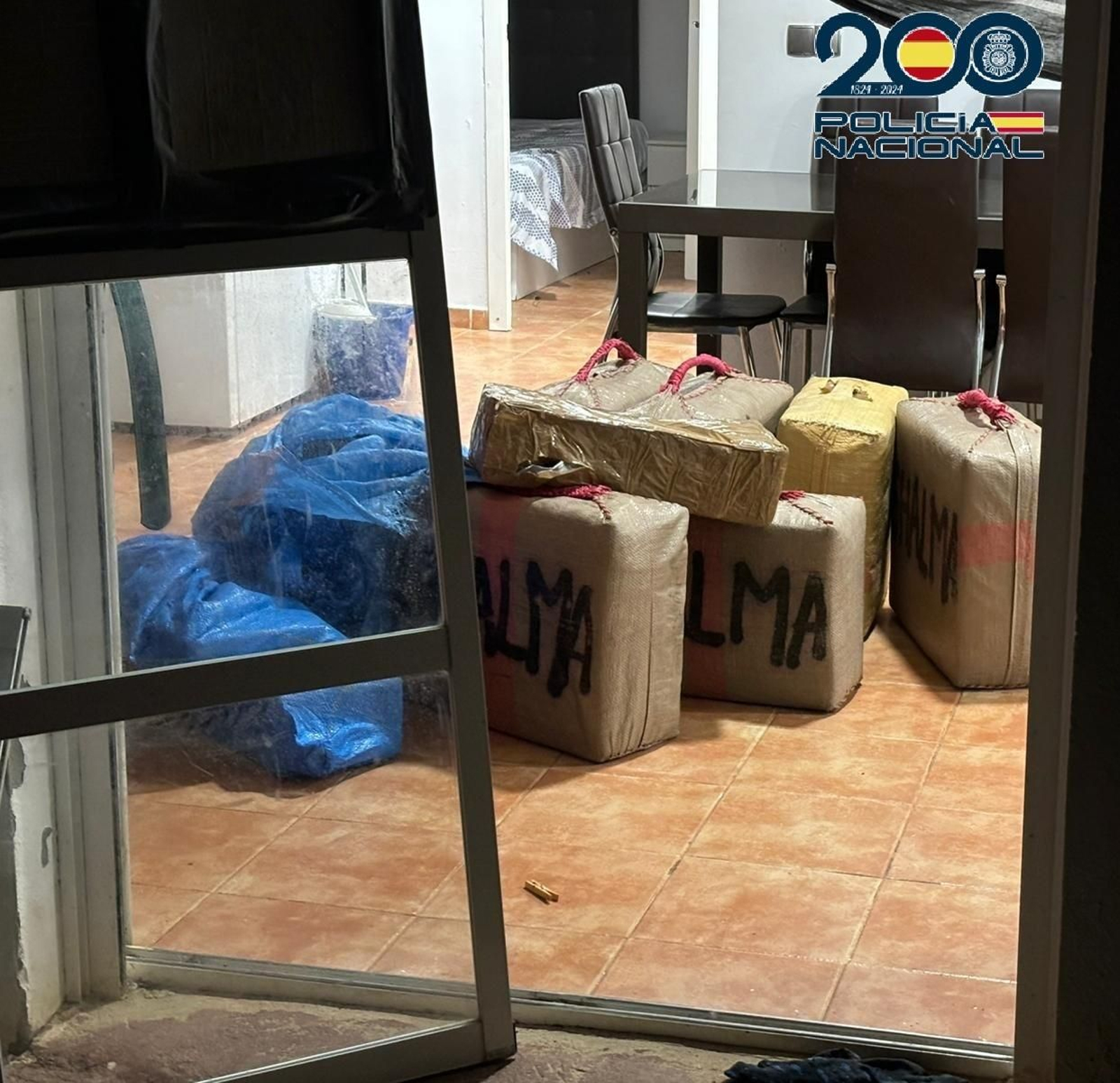 Los fardos incautados en la operación de la Policía Nacional en la Bahía de Cádiz.