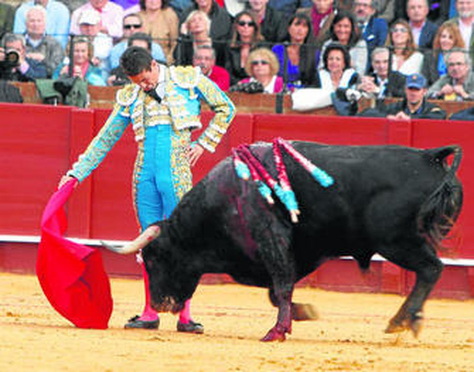 José María Manzanares, en un muletazos con la diestra al tercer toro, 'Arrojado', de Núñez del Cuvillo, que fue indultado.