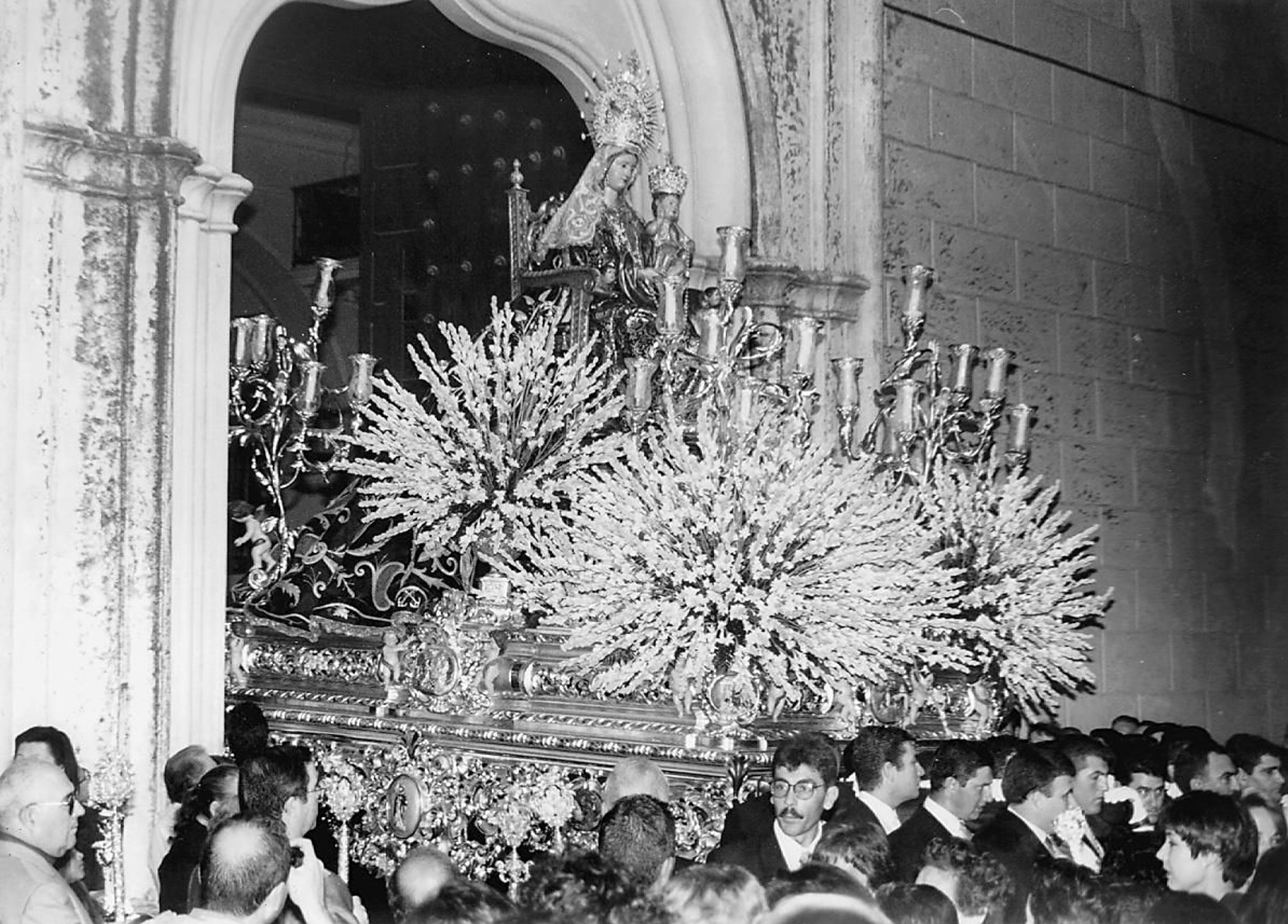La procesión de la Virgen de la Bella por las calles de Lepe.