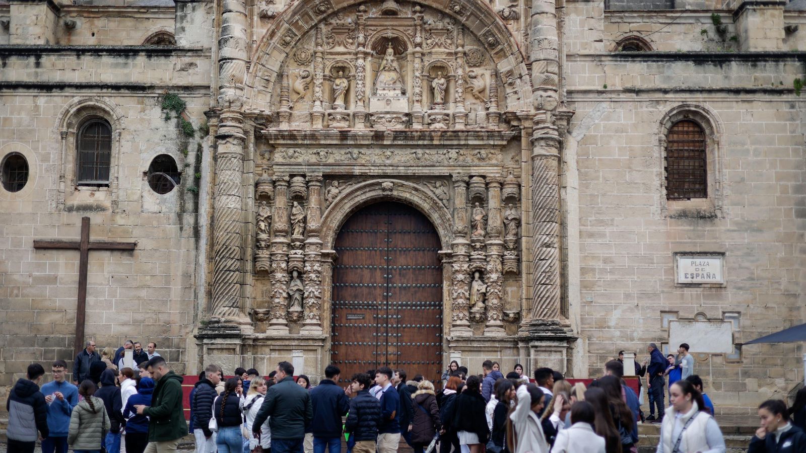 Personas a las puertas de la Prioral en este Lunes Santo.