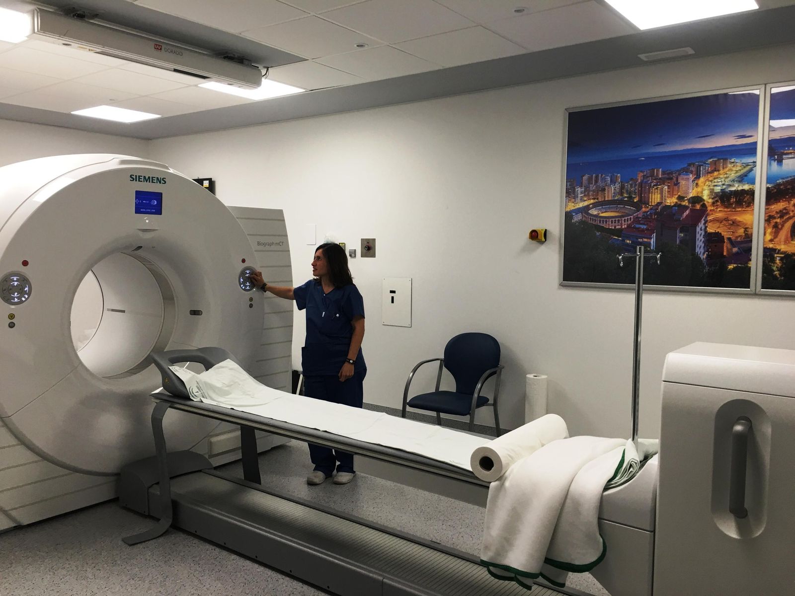 Una profesional regula el PET del Hospital Regional.