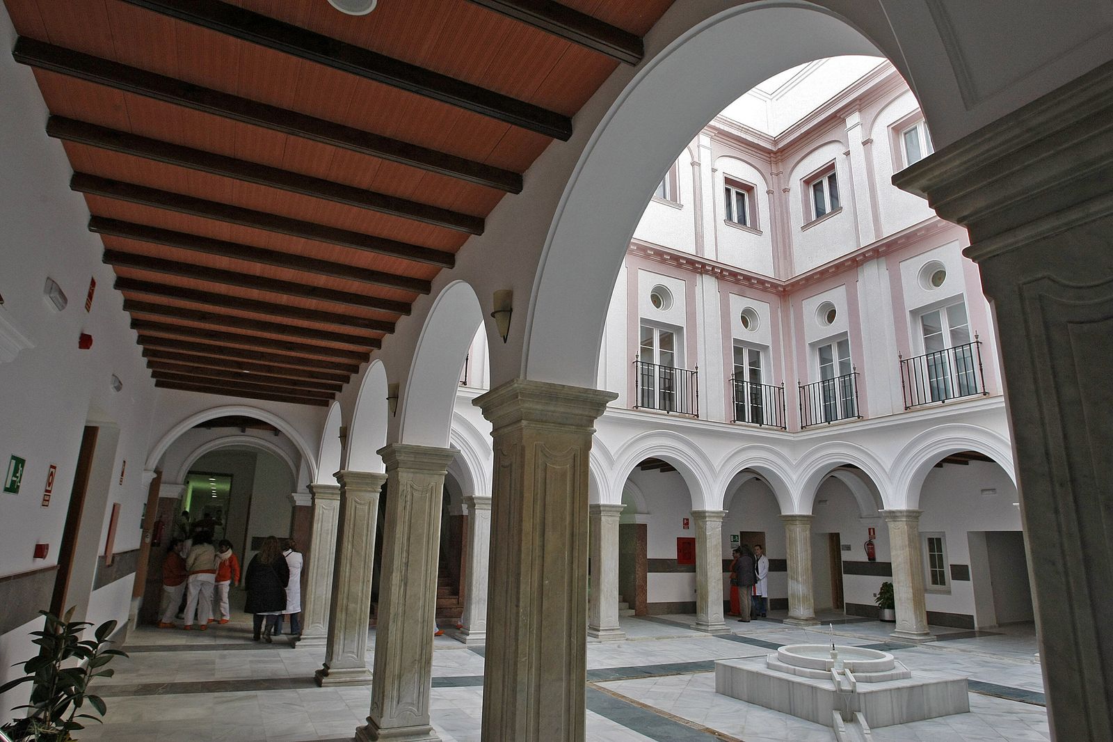 Patio central de la residencia de mayores San Juan de Dios.