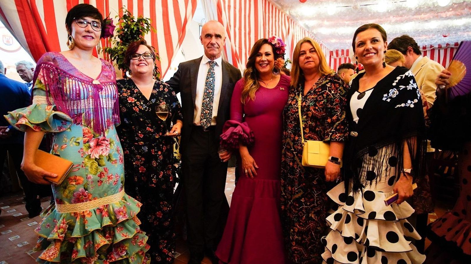 El alcalde, Antonio Muñoz, en una de las recepciones celebrada este domingo en la Caseta Municipal.