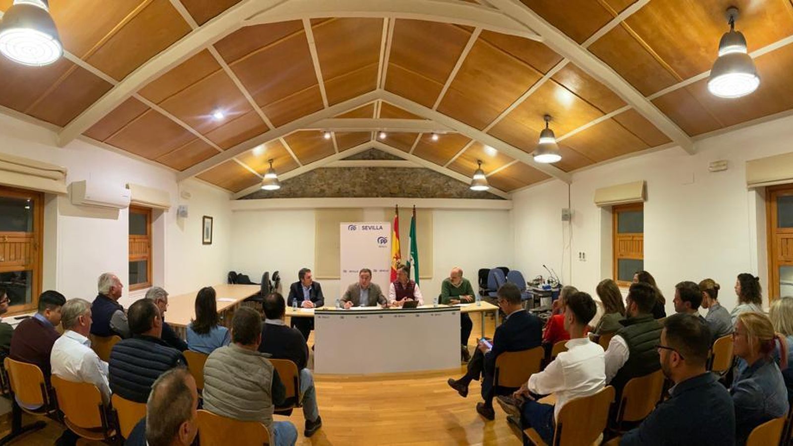 Un momento de la reunión de Ricardo Sánchez con representantes de la Sierra Sur.