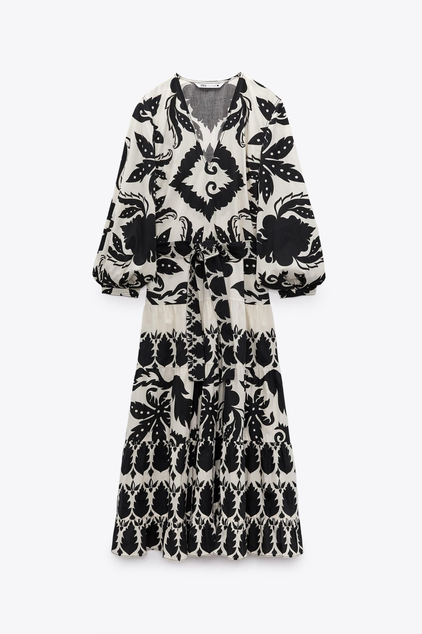 Vestido con estampado de flores negras de Zara.