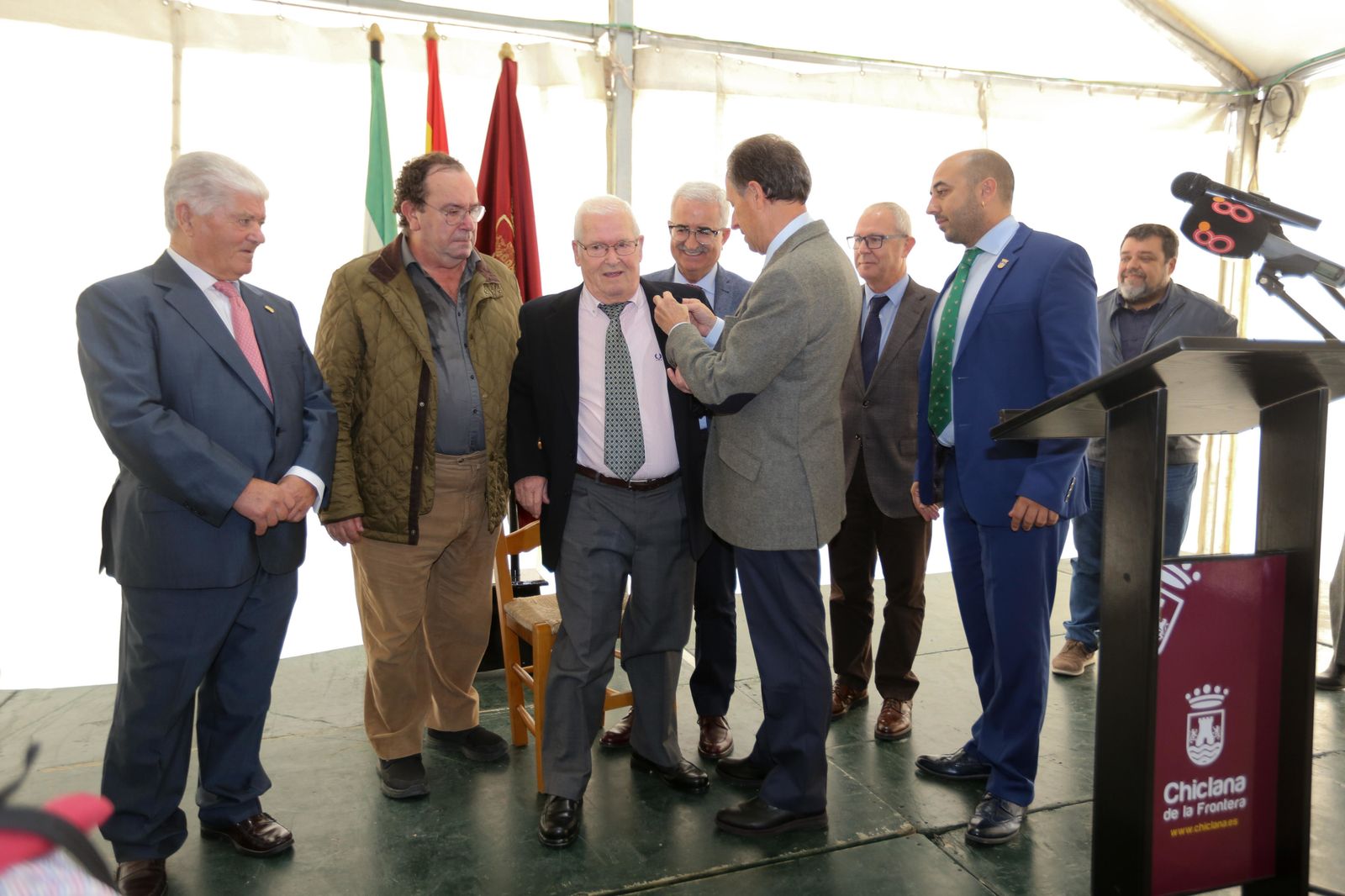 Momento en el que el alcalde impone la distinción a Rafael Piñero de Lema.