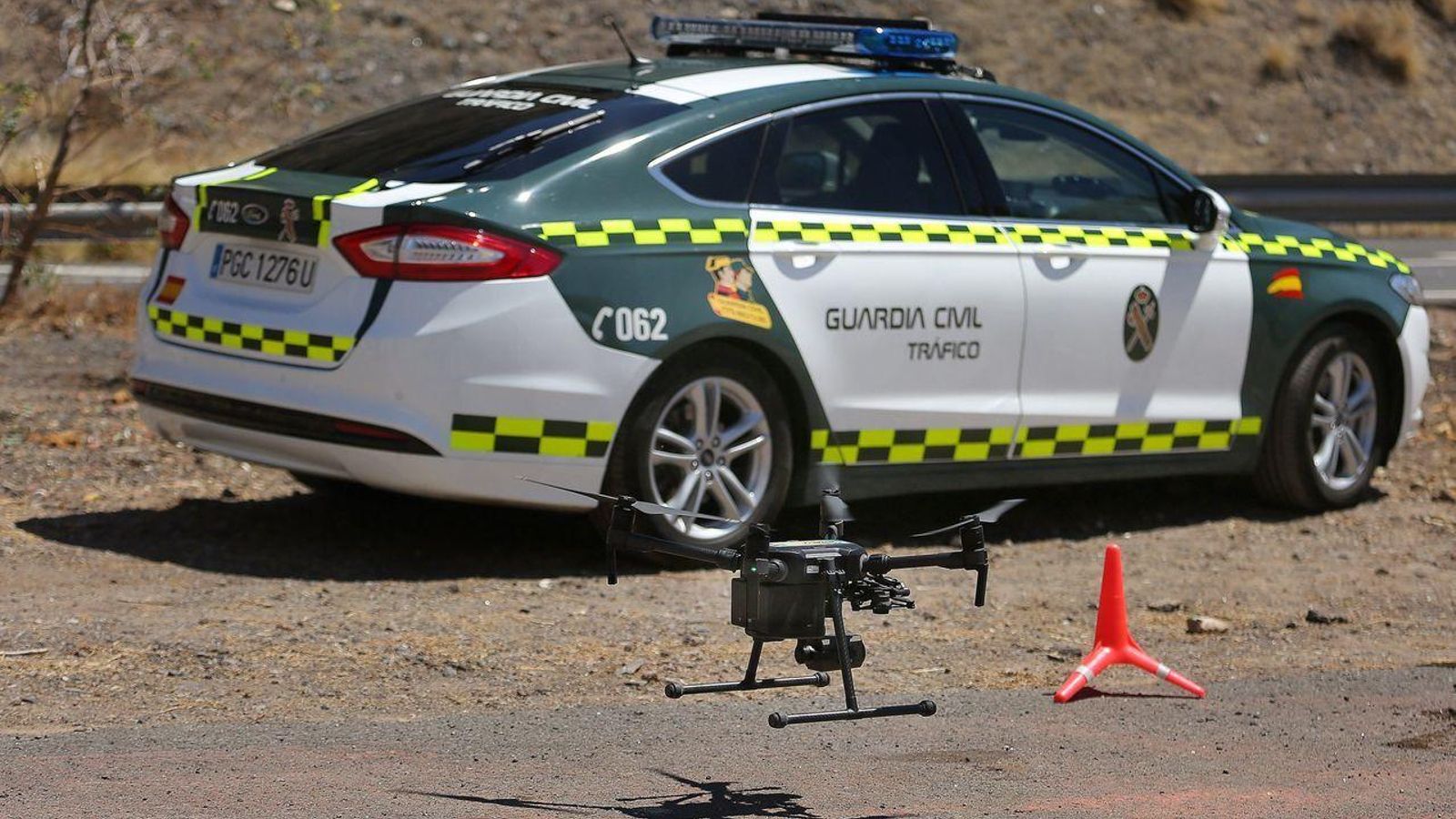 Un agente maneja un dron