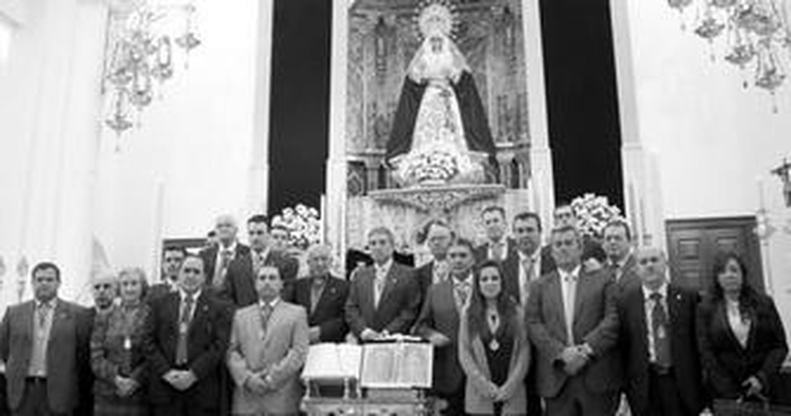 Nueva junta de gobierno de la Hermandad de la Esperanza que preside José Ortega Madrigal, acompañados por el director espiritual Antonio Pulido.