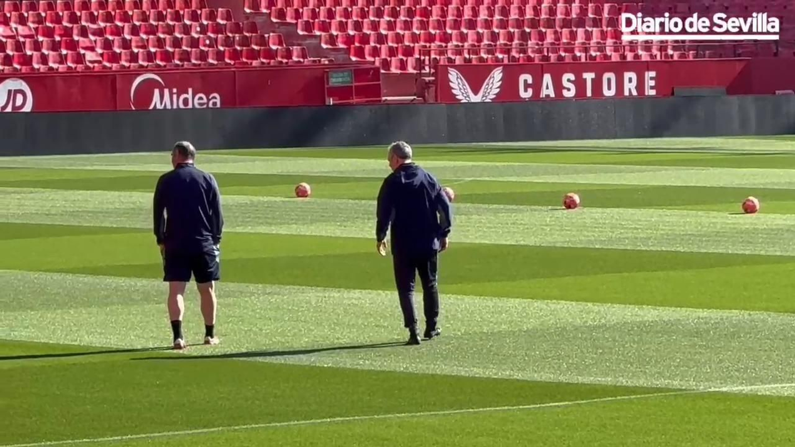 Joaquín Caparrós vuelve a pisar el césped del Ramón Sánchez-Pizjuán