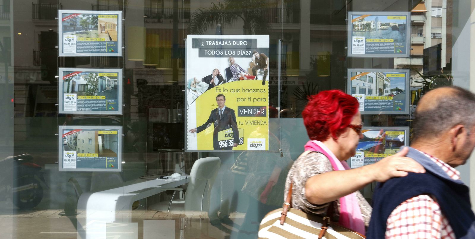 Escaparate de una inmobiliaria con los anuncios de  viviendas a la venta en Jerez.