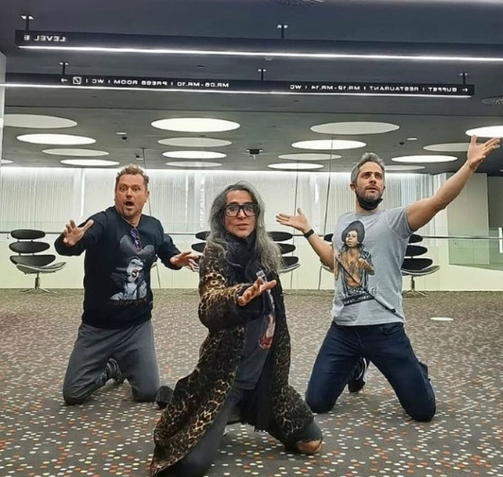 El Monaguillo, Mario Vaquerizo y Roberto Leal liándola en el hotel sin tren de regreso para Madrid