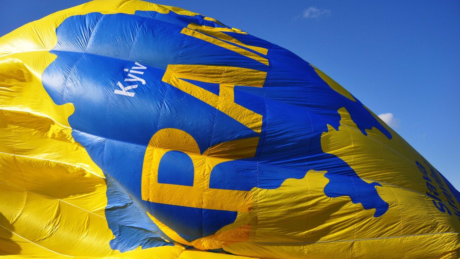 Vuelos solidarios en globo por Andalucía para ayudar al pueblo ucraniano.