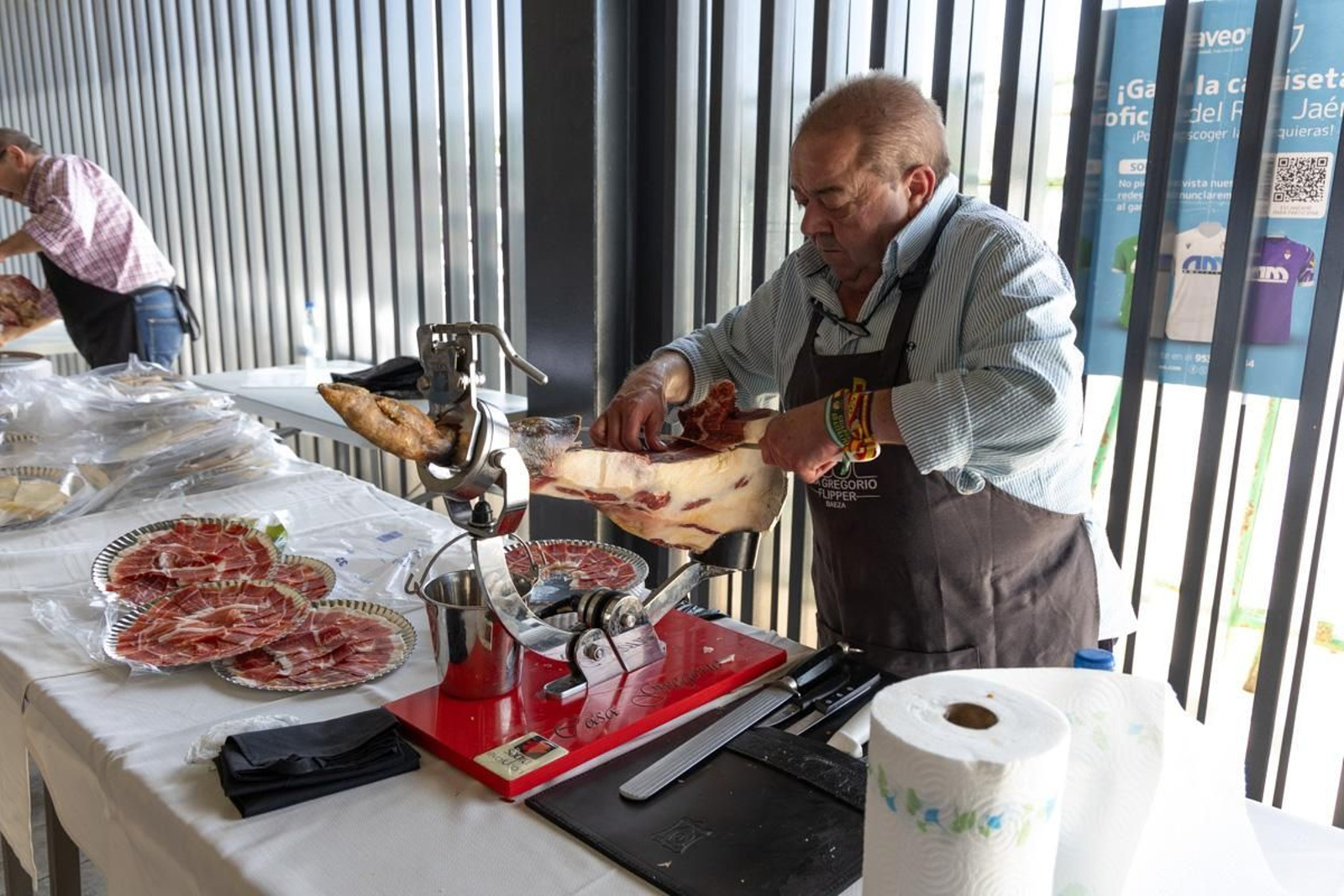 La afición del Real Jaén se vuelca con la paella solidaria por los afectados de la DANA, en imágenes