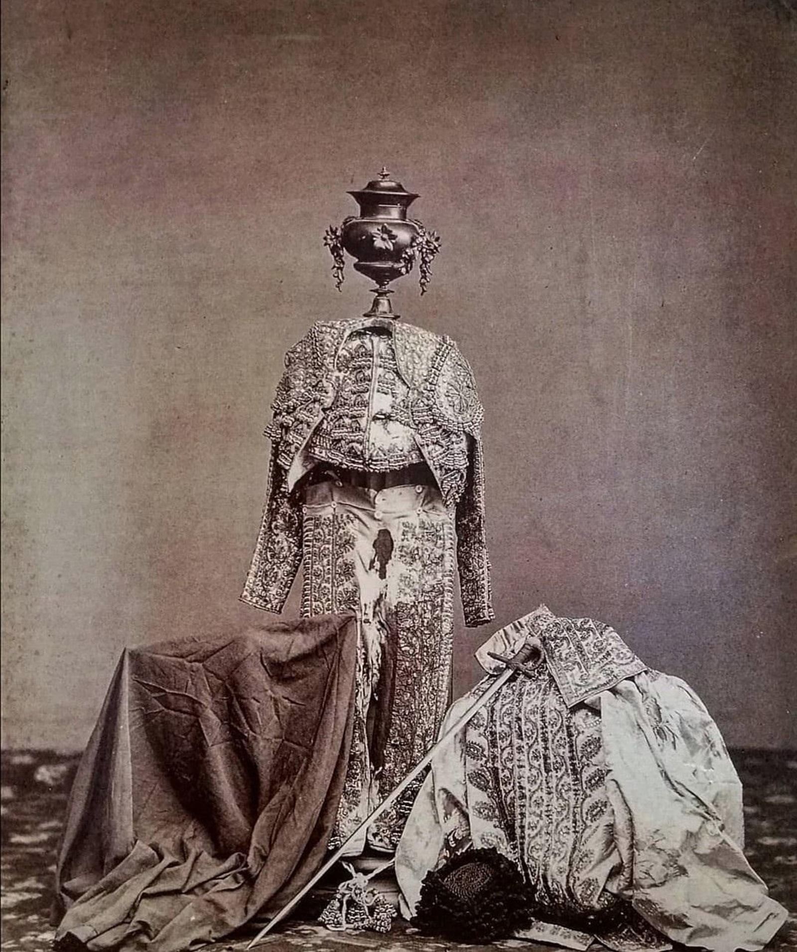 Traje de luces, capote de paseo, montera y enseres de Pepete en el día de su fatal cogida en Madrid.