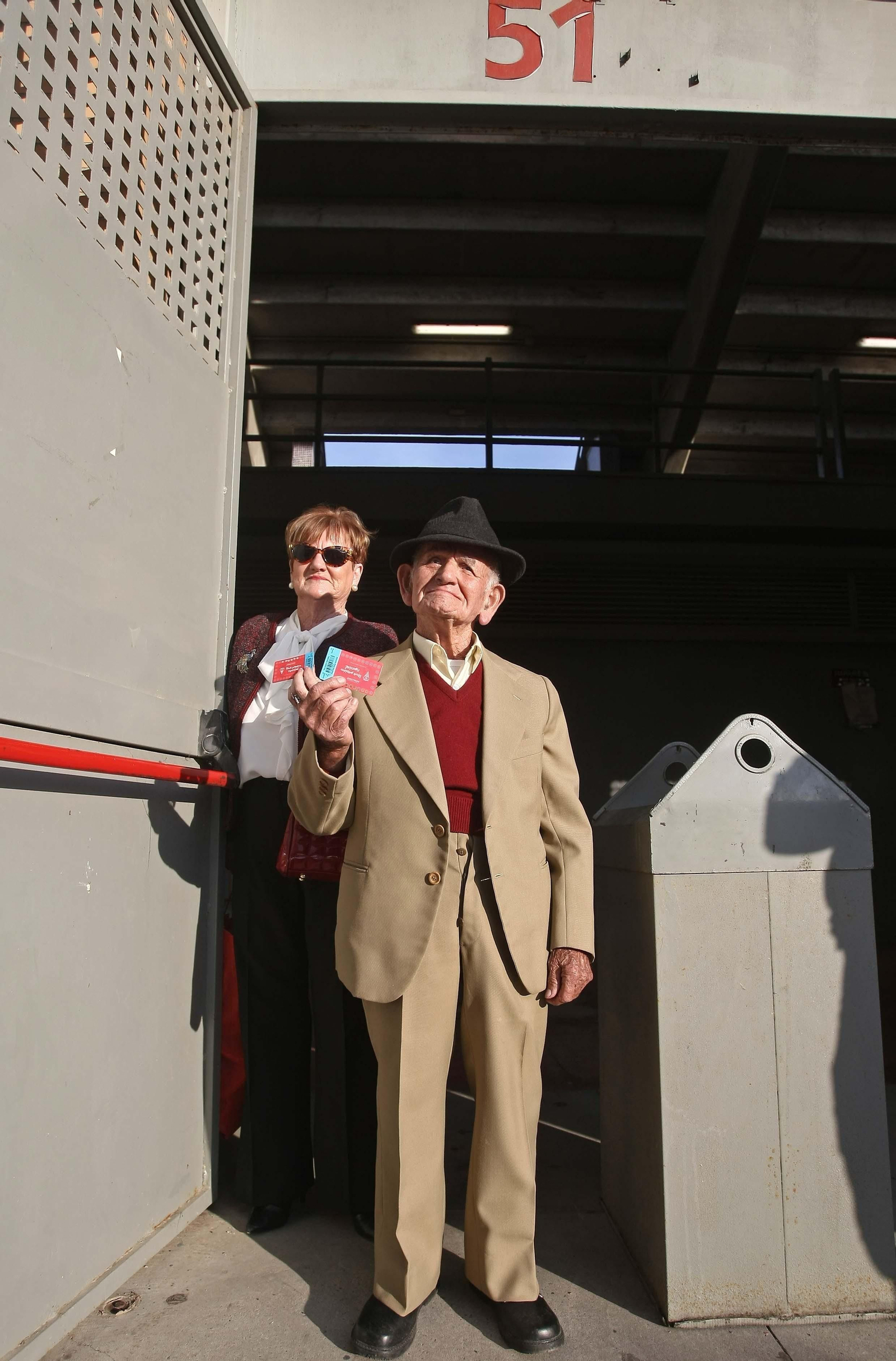 Eduardo Pérez muestra su carnet de abonado en la puerta 51 del Nuevo Mirador; abajo, está acompañado por su hija Ana María y su nieta Elena.