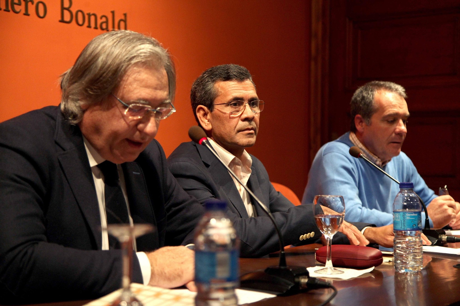 Antonio Apresa , en el centro, junto a Paco Camas y Pedro Sevilla en una presentación en la Fundación Caballero Bonald.
