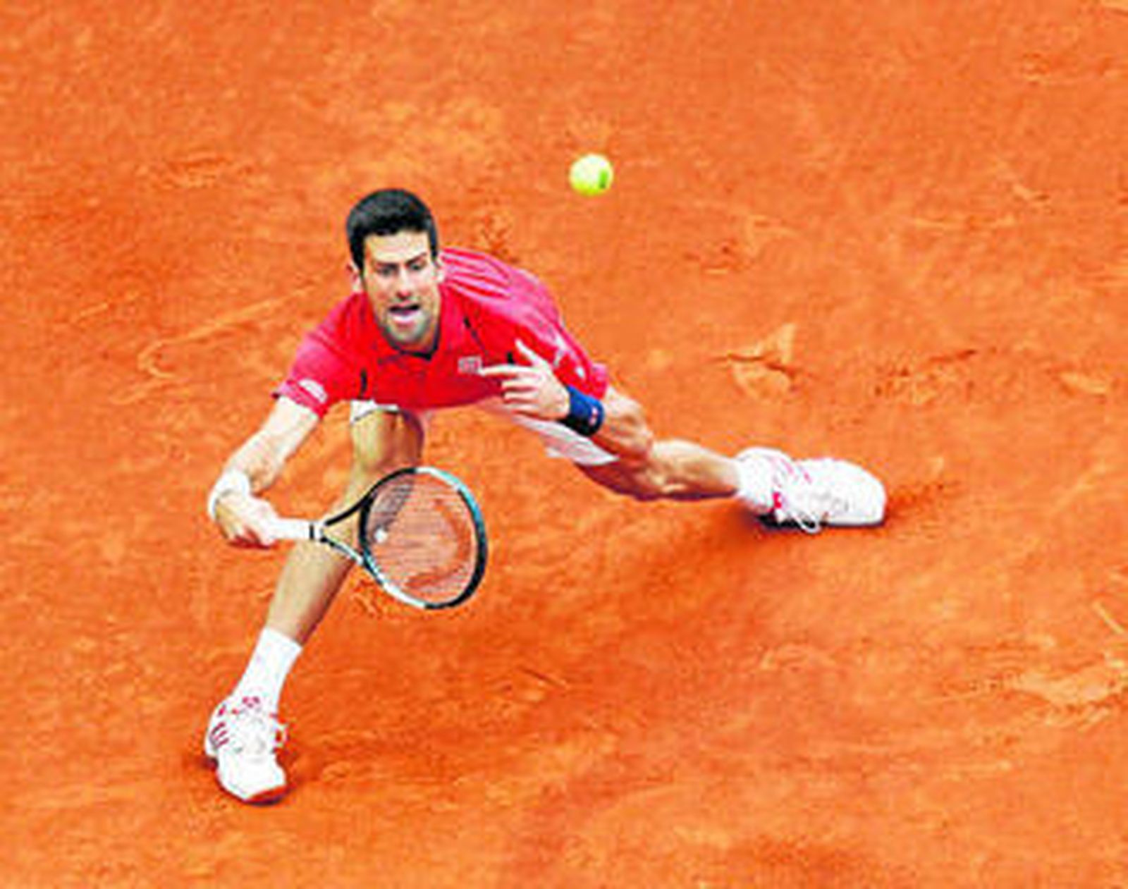 Novak Djokovic se estira para devolver la bola durante la final del torneo de Madrid ante Andy Murray.