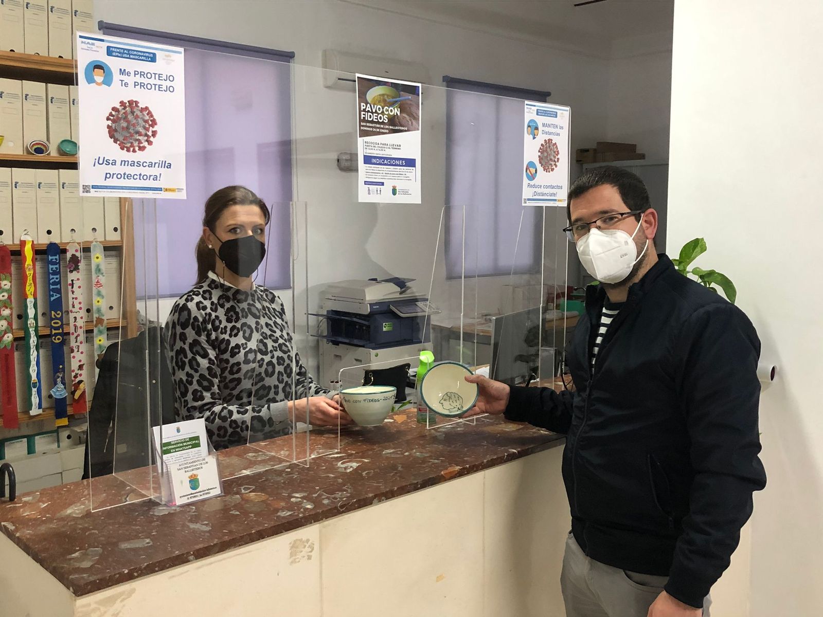 Un vecino recoge su cuenco conmemorativo del día de San Sebastián