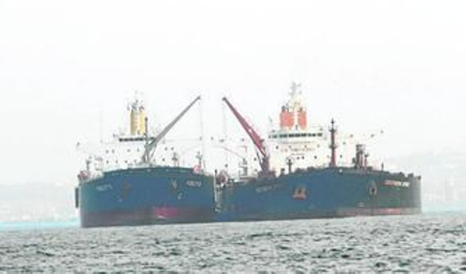 Dos grandes petroleros durante un trasvase de combustible en la Bahía de Algeciras.