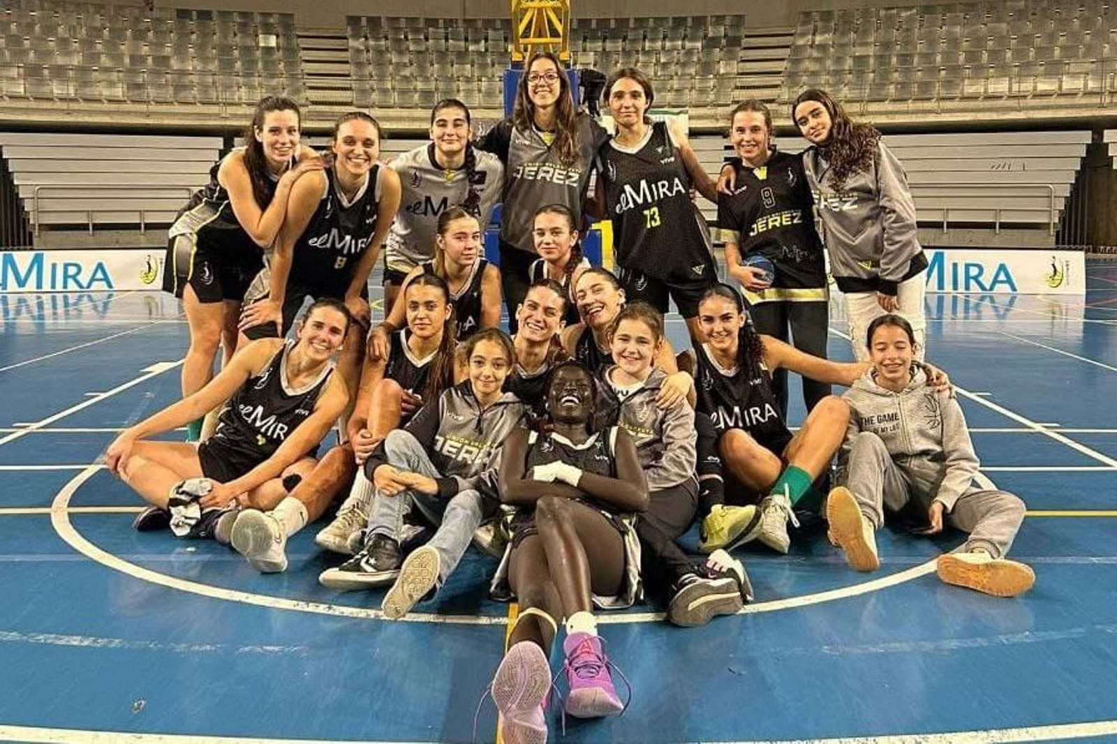Las jugadoras del UB Jerez celebran el triunfo en el Palacio de Deportes de Chapín. Las jugadoras del UB Jerez celebran el triunfo en el Palacio de Deportes de Chapín.
