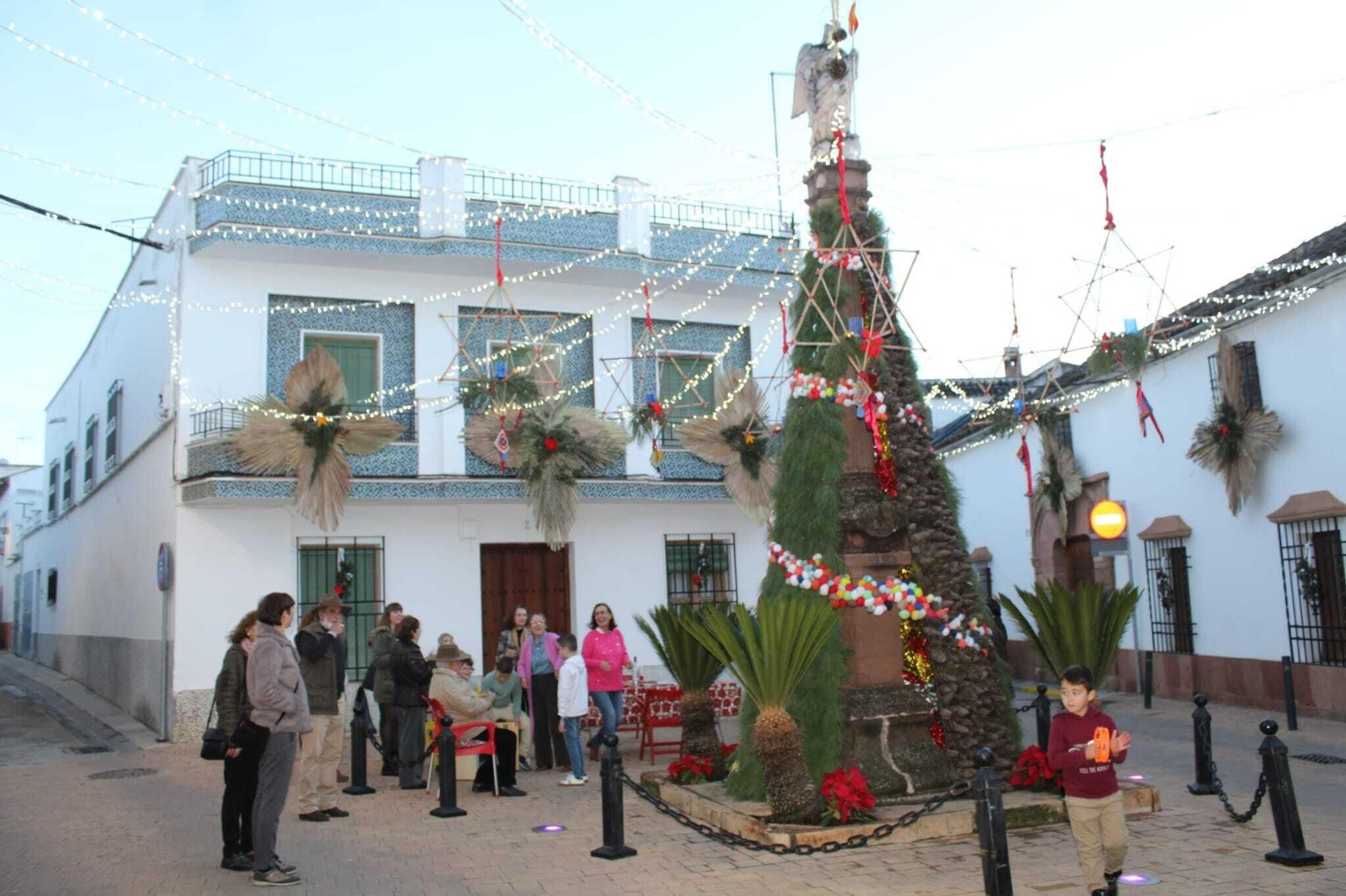 Un paseo en fotografías por la Navidad de Villafranca, el pueblo de Córdoba del reciclaje y la imaginación