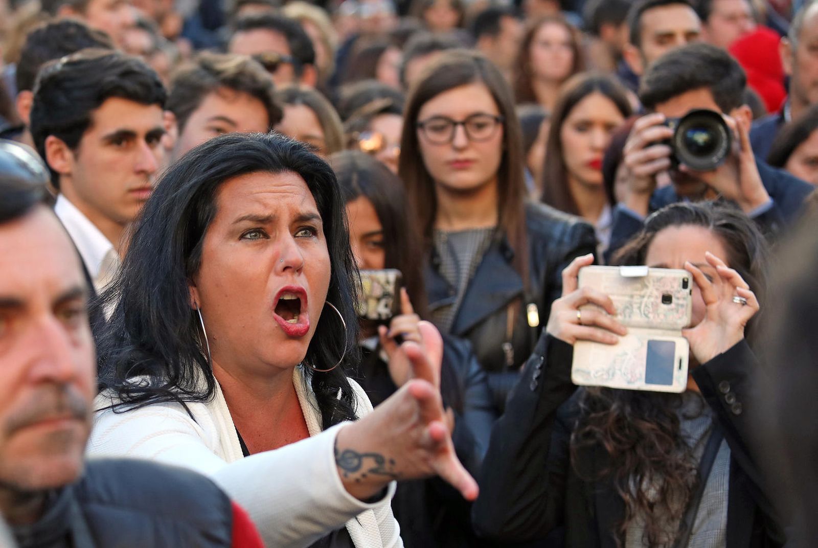 Una devota le canta una emotiva saeta a la Santísima Virgen de la Confortación en la delantera del paso de palio.