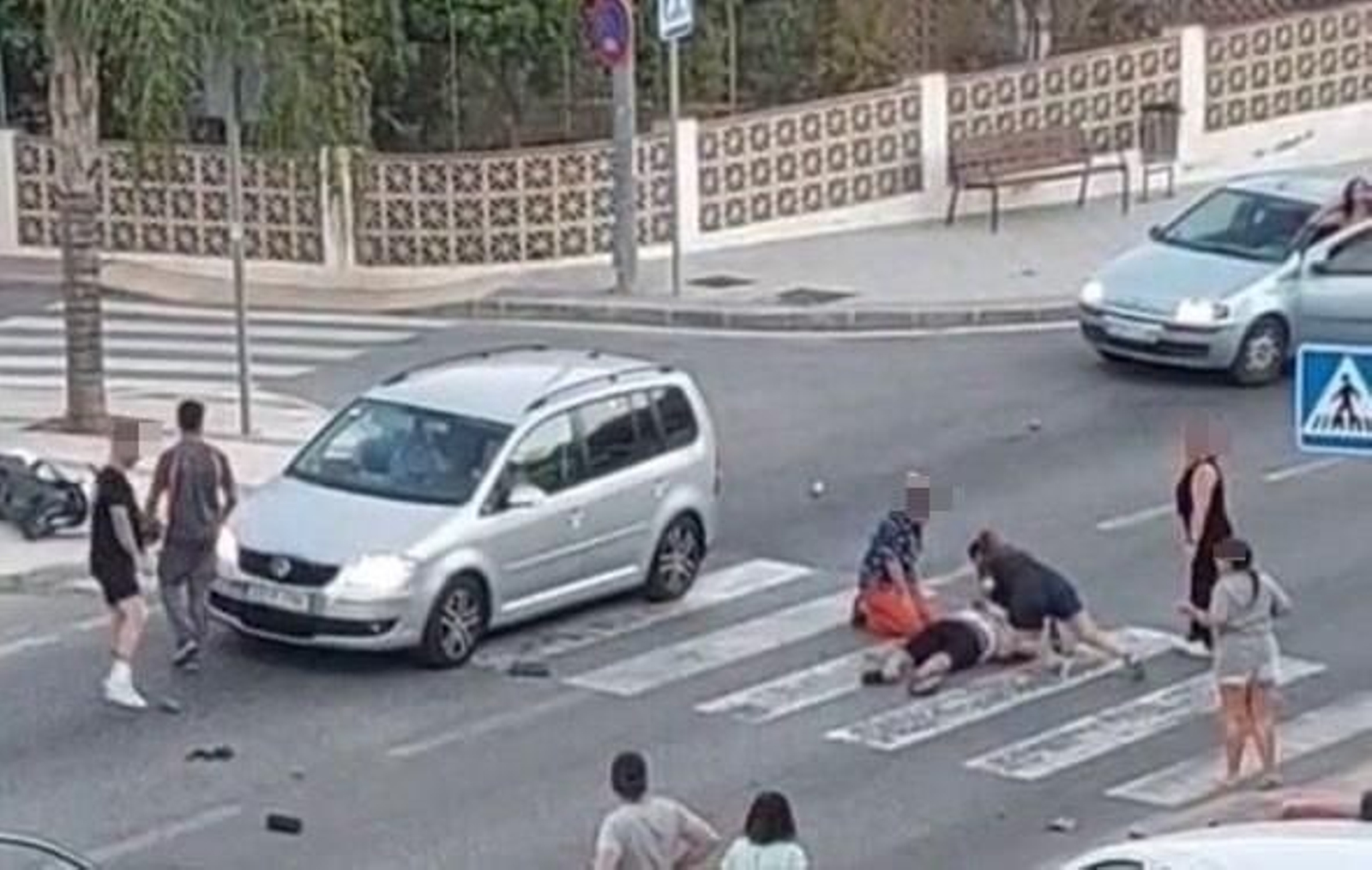 El lugar del accidente, con testigos auxiliando a la víctima