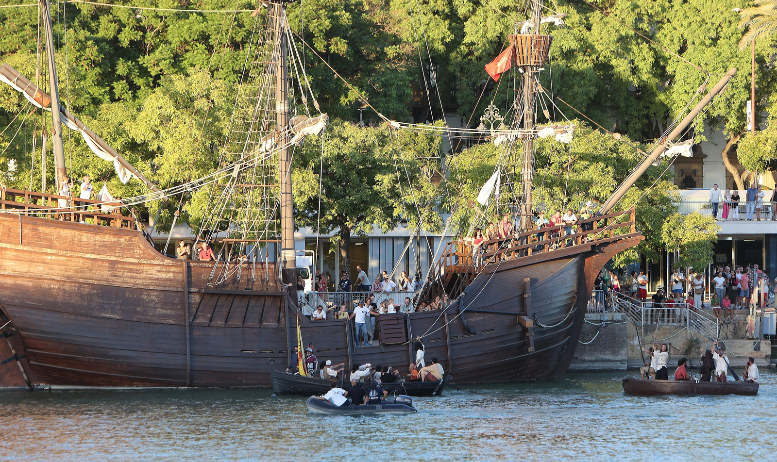 DESEMBARCO DE 18 ACTORES REPRESENTANDO A ELCANO Y ESCOLTADOS POR EL TERCIO DE OLIVARES